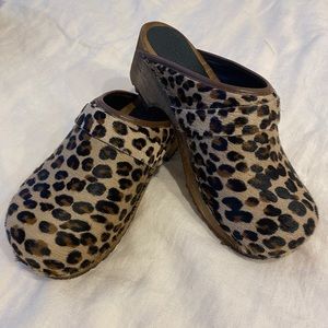 NEW IN BOX Sanita Leopard Print Clogs Size 38